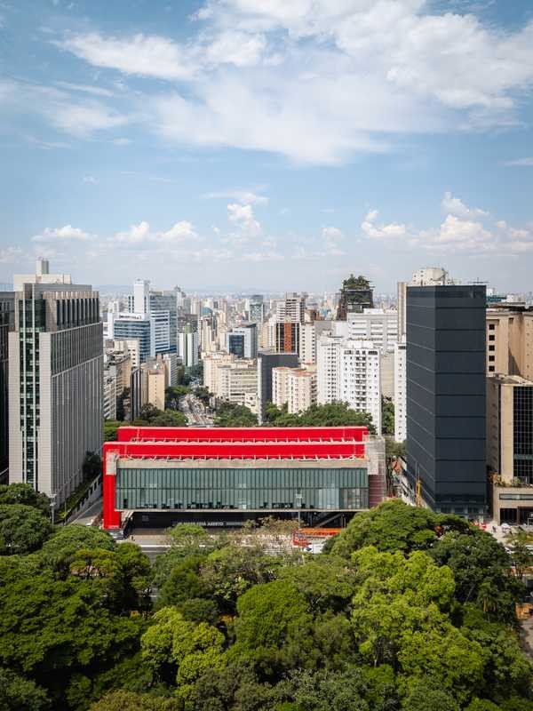 Como é o túnel que liga os prédios do MASP na Avenida Paulista