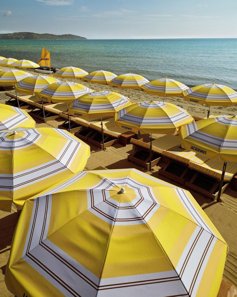 Indie Beach, na Riviera Francesa decorada com Jacquemus para o verão — Foto: Reprodução/Instagran/@jacquemus