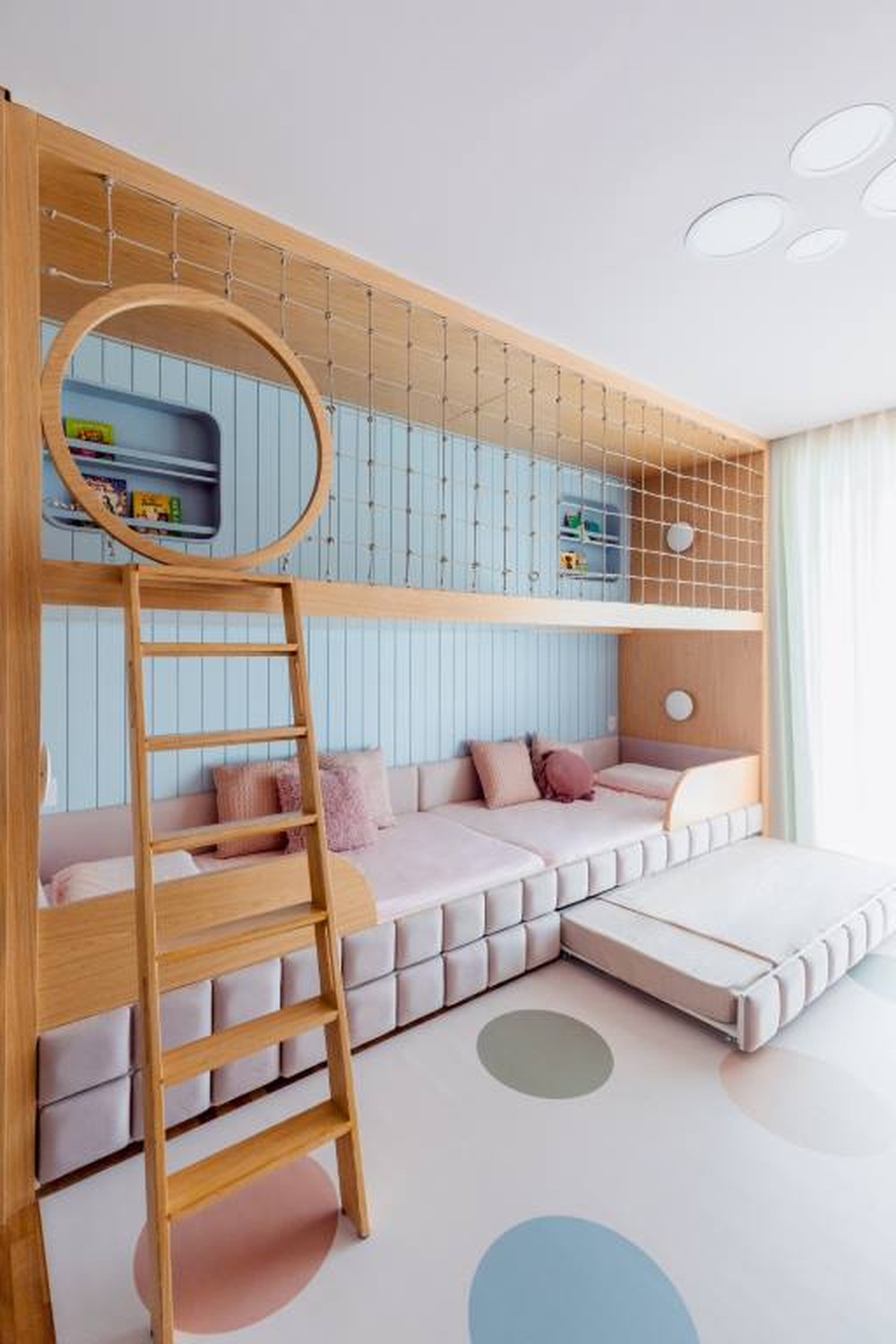 Décor do dia: quarto de gêmeas com mezanino para ler e brincar