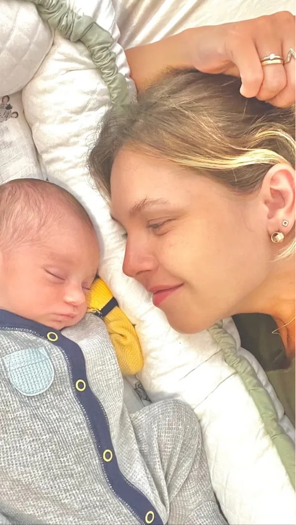Louise D'Tuani e o filho, Caetano — Foto: Reprodução/Instagram