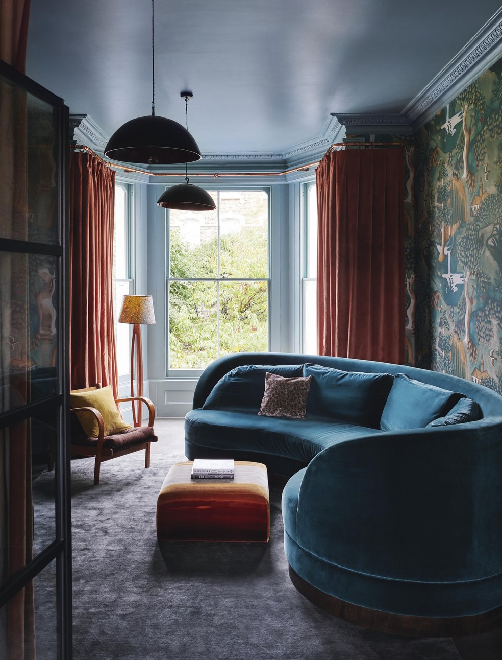 O sofá curvo, uma das tendências para 2023, é protagonista na sala assinada pela designer de interiores Rachel Chudley — Foto: Michael Sinclair