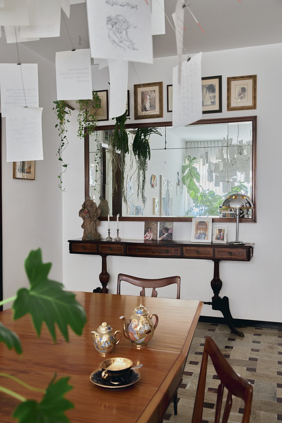 Outro ângulo do ambiente mostra aparador e espelho presenteados pela antiga proprietária do apartamento — Foto: Luiza Ananias