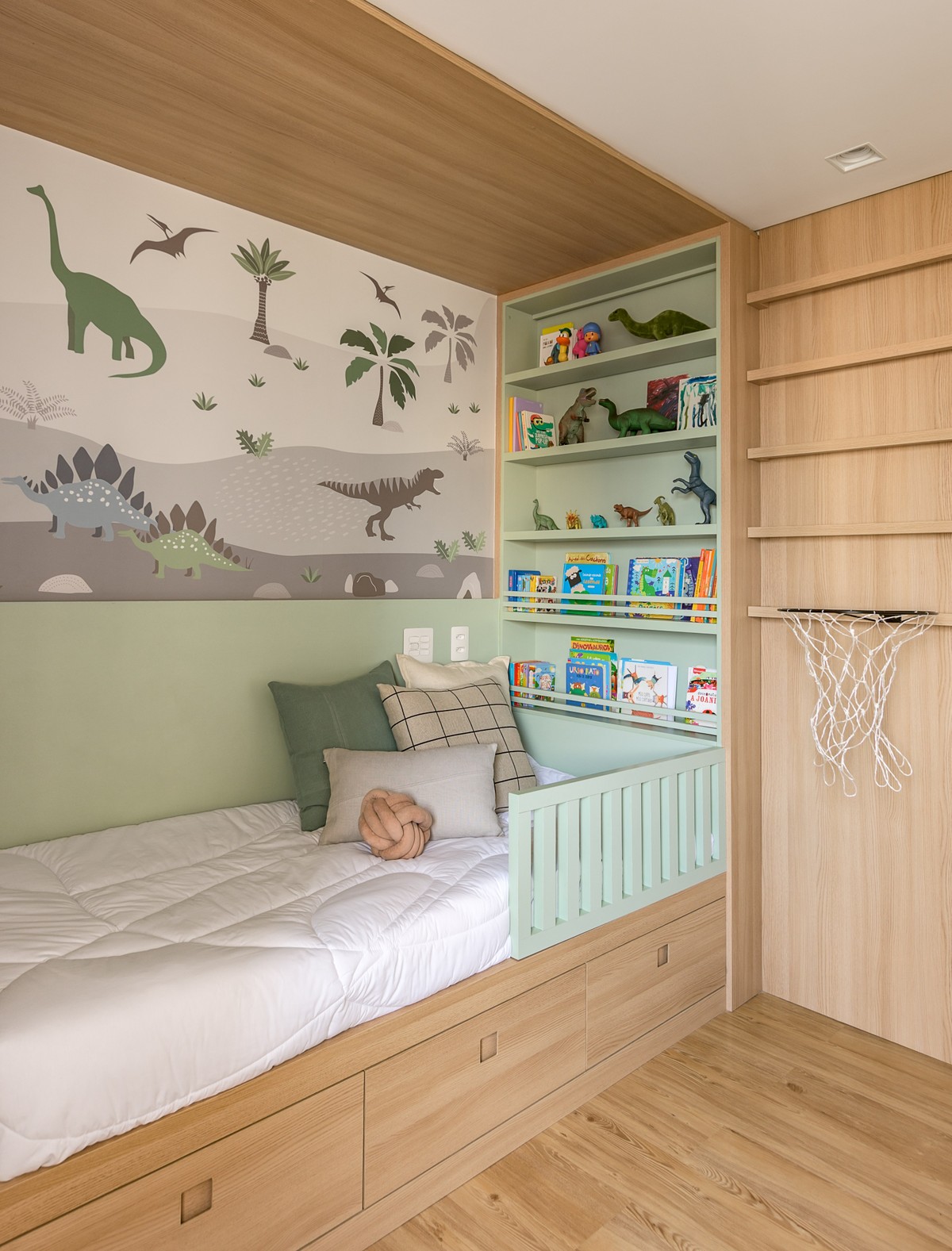Décor do dia: quarto infantil com marcenaria sob medida e tema dinossauro