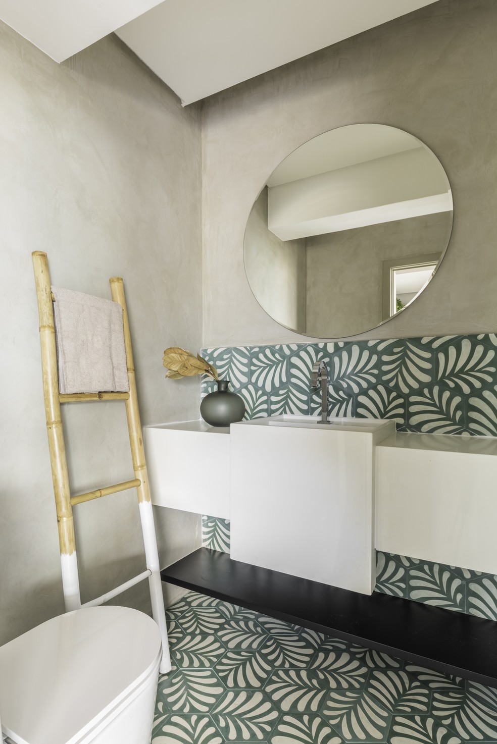 O lavabo do segundo andar harmoniza acabamento em cimento queimado com ladrilhos hidráulicos estampados — Foto: Guilherme Pucci