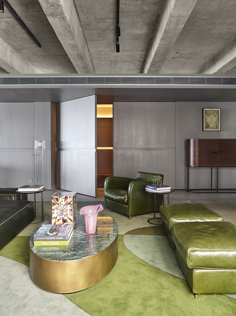 Esta sala de estar, projetada pelo arquiteto David Batos, é ao mesmo tempo colorida e elegante — Foto: Ilana Bessler