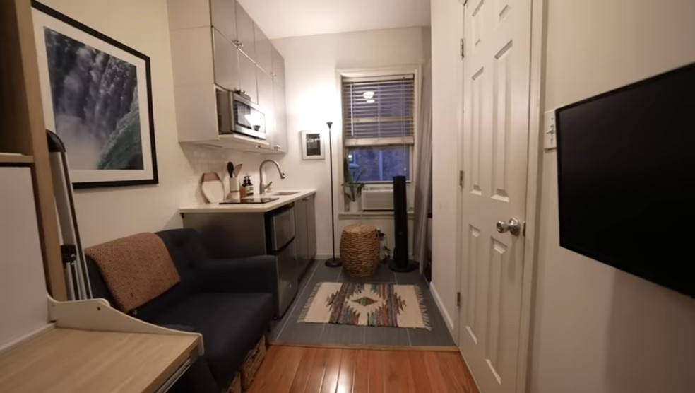 A sala de estar possui apenas uma poltrona — Foto: Reprodução/YouTube @CALEBWSIMPSON