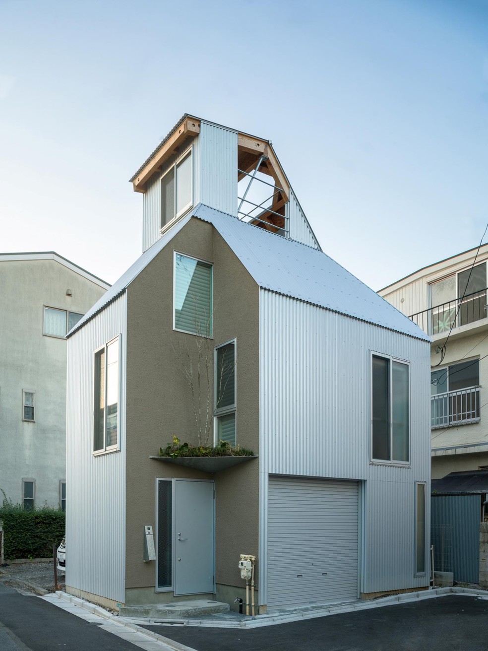 Projeto conseguiu maximizar o espaço, ao construir uma casa de três andares em um terreno de apenas 30 m² — Foto:  Katsumasa Tanaka 