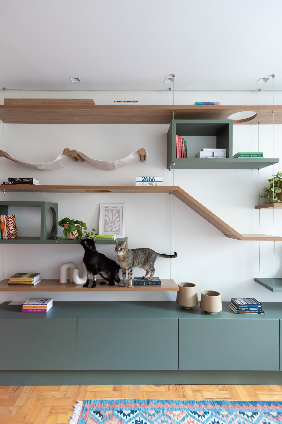 Décor do dia: home office com estante para gatos — Foto: Monica Assan