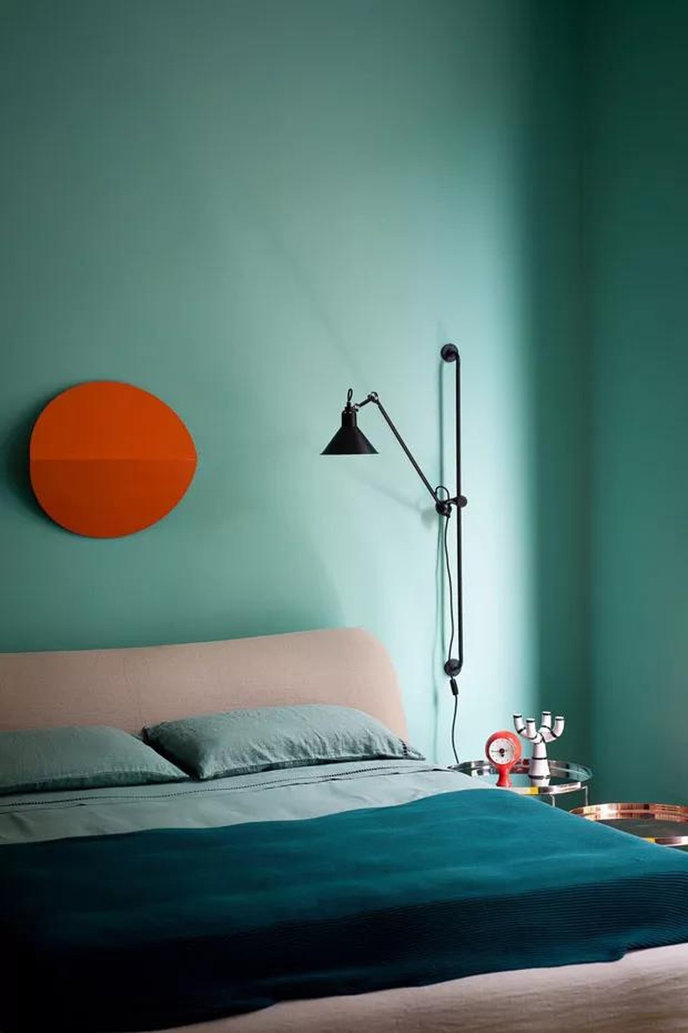 Décor do dia: quarto em verde água com toque laranja (Foto: Andrea Ferrari) — Foto: Casa Vogue