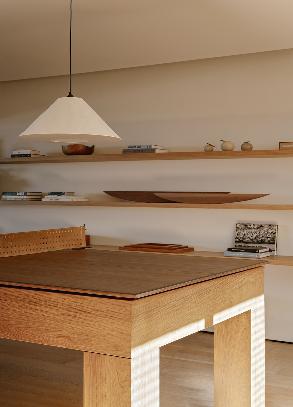 Mesa de pingue-pongue e bilhar desenhada pelo Bernardes Arquitetura  e luminária Knitterling, de Ingo Maurer, na Fas Iluminação — Foto: Fran Parente