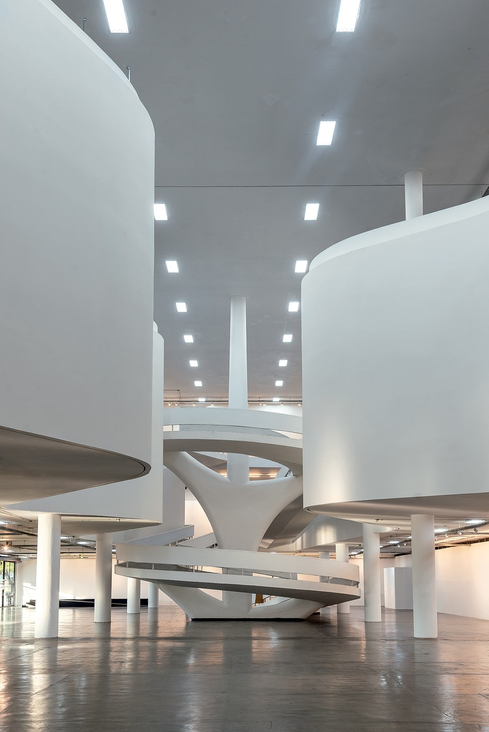 Detalhe do projeto expográfico do Pavilhão da Bienal, concebido pelo escritório Vão, que propõe um novo percurso sobre o traçado de Oscar Niemeyer – e fecha o monumental vão central pela primeira vez — Foto: Wesley Diego Emes