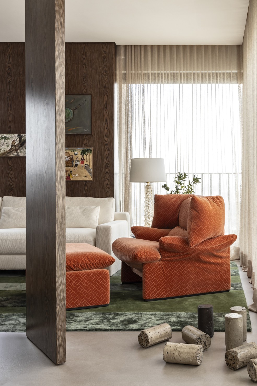 Poltrona da Cassina garimpada na Pé Palito, com estofado de veludo da Lelièvre, na AN.h Tecidos, luminária de murano garimpada em Nova York, tapete desenhado pelo escritório e executado pela By Kamy – ao fundo, obras de Nilda Neves, e, em primeiro plano, de Lais Myrrha — Foto: Ruy Teixeira