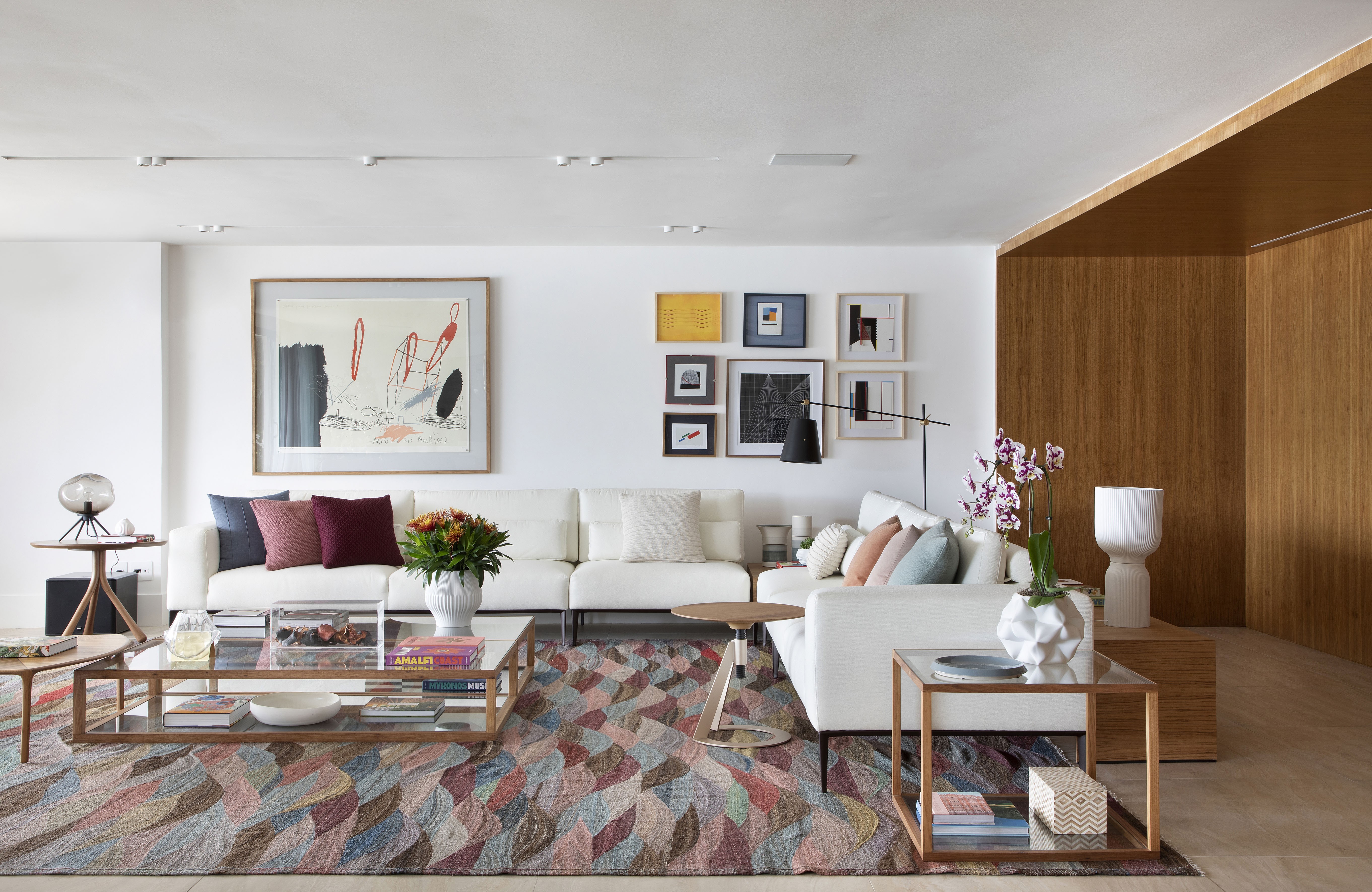 Décor do dia: sala de estar e jantar com obras de arte coloridas