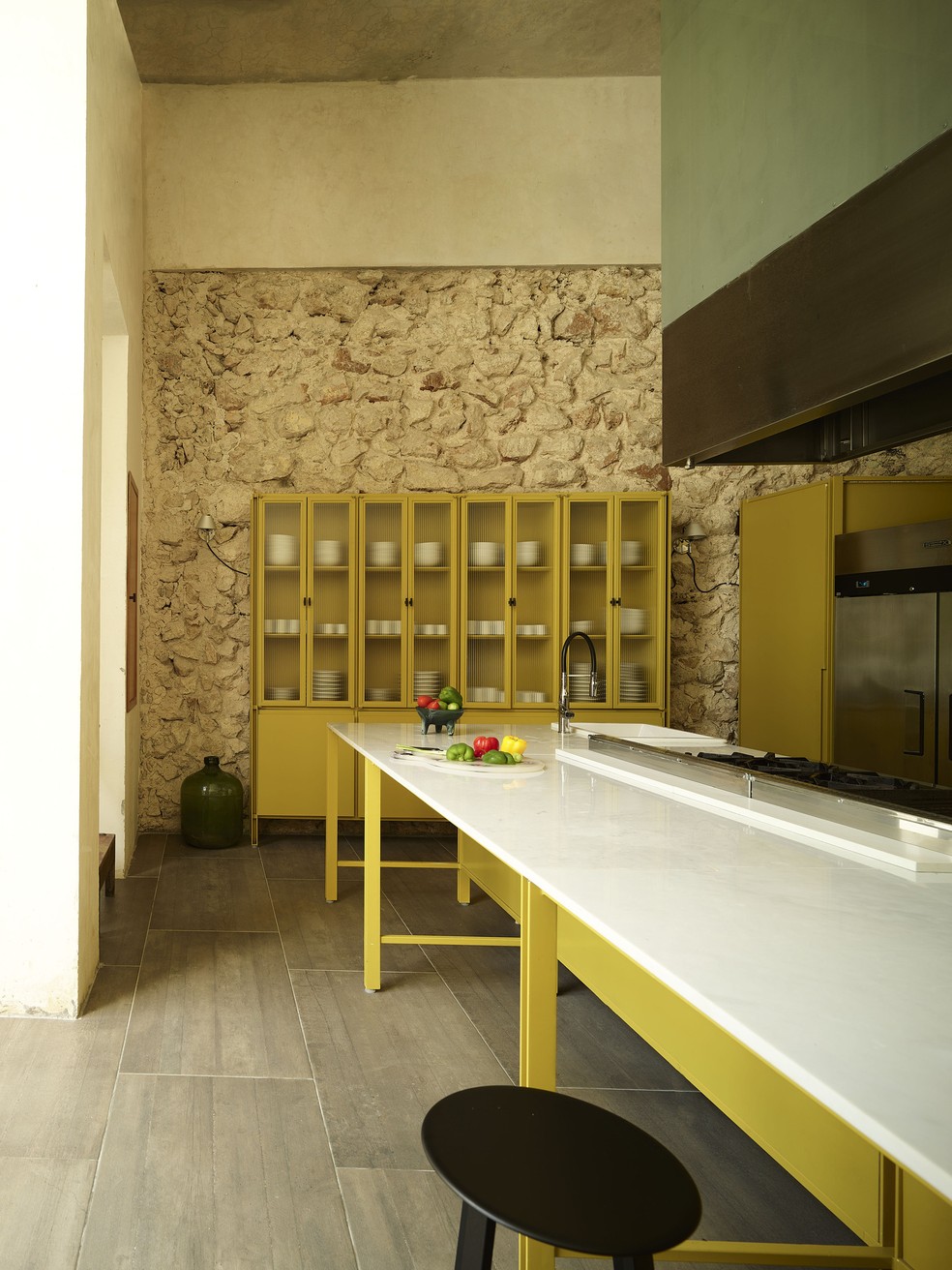 Décor do dia: cozinha amarela com estilo rústico — Foto: Fernando Marroquin