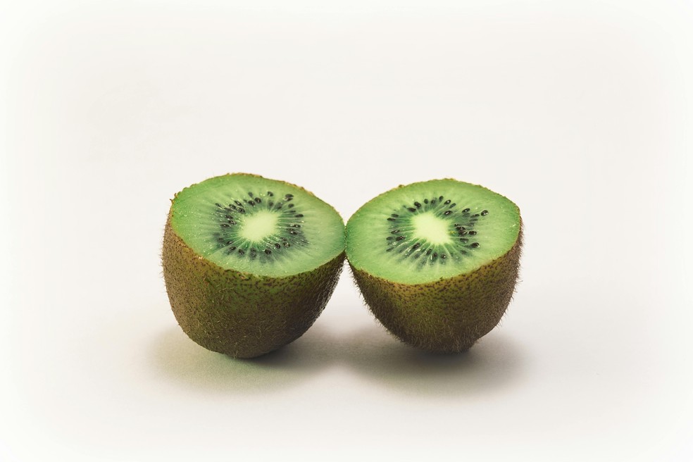 O kiwi, além de ser delicioso, é um verdadeiro aliado da saúde óssea — Foto: Pexels/Maria Victoria Portelles