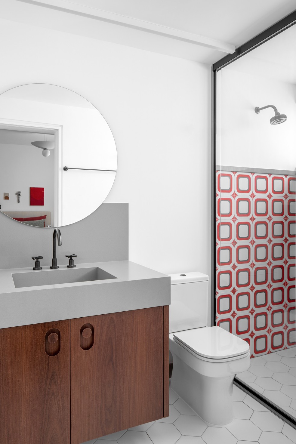  O mesmo tom vermelho foi a inspiração para a cerâmica do banheiro de hóspedes — Foto: Carolina Lacaz