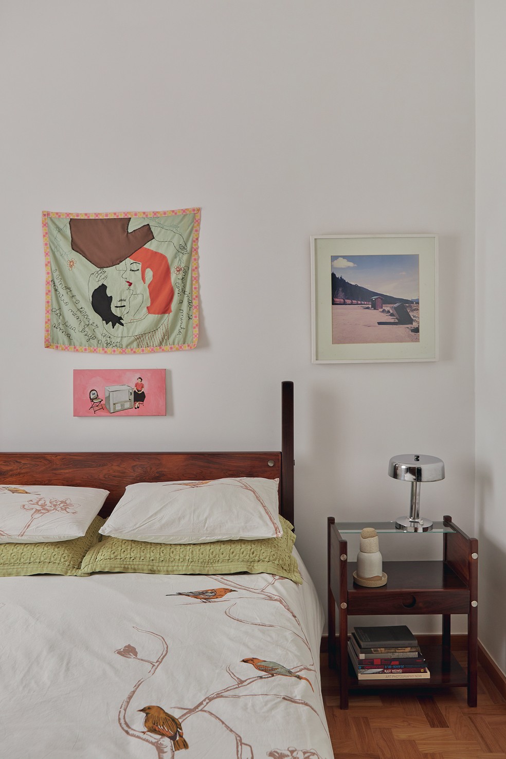 No quarto de hóspedes, cama e mesa lateral são de autoria de Sergio Rodrigues  — Foto: Luiza Ananias
