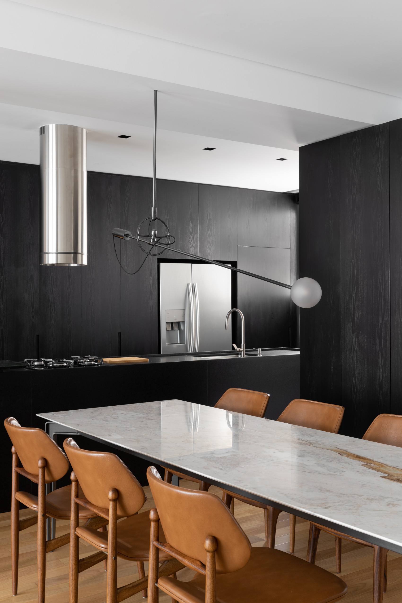 Décor do dia: cozinha com ilha integrada à sala de jantar industrial