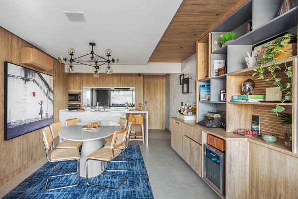 Décor do dia: área social com estilo atemporal e móveis em carvalho mel