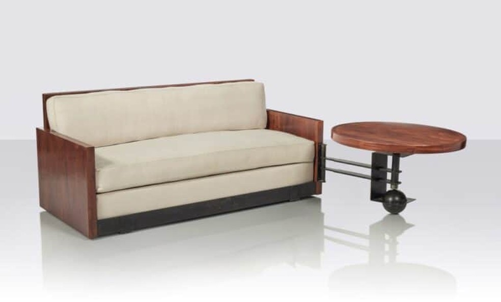 The Sofa and Side Table, projetado pelo designer Pierre Chareau — Foto: Divulgação