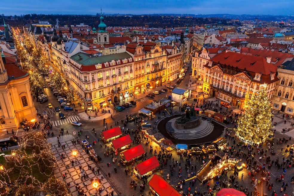 Old Town Square, em Praga, iluminada na época do Natal — Foto: Getty Images/rglinsky
