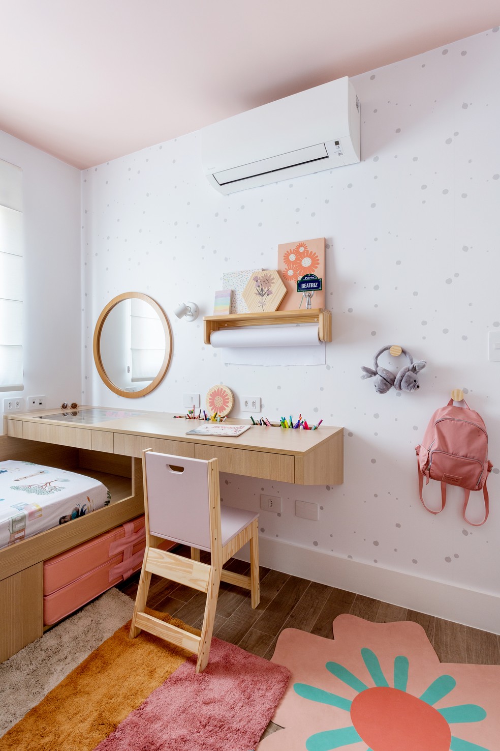 Décor do dia: quarto infantil rosa com cama no mezanino