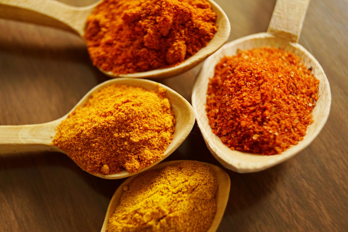 Descubra os Poderes da Cúrcuma para a Saúde Feminina: Benefícios e Receitas Naturais
