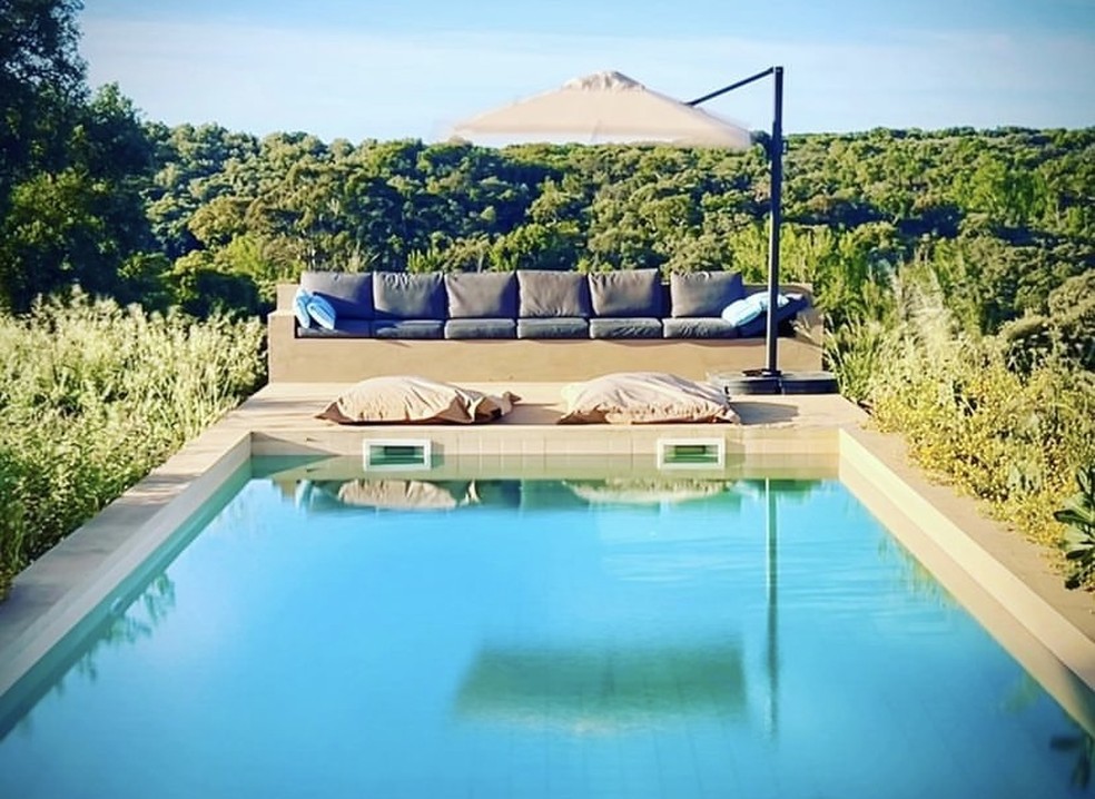 A residência ainda conta com uma ampla piscina  — Foto: Reprodução/Instagram @casabaioportugal