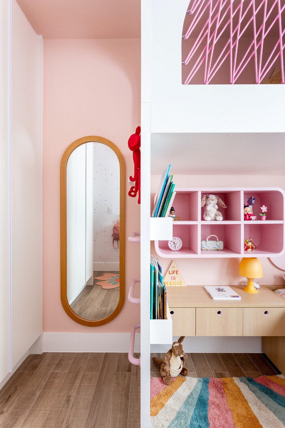 Décor do dia: quarto infantil rosa com cama no mezanino