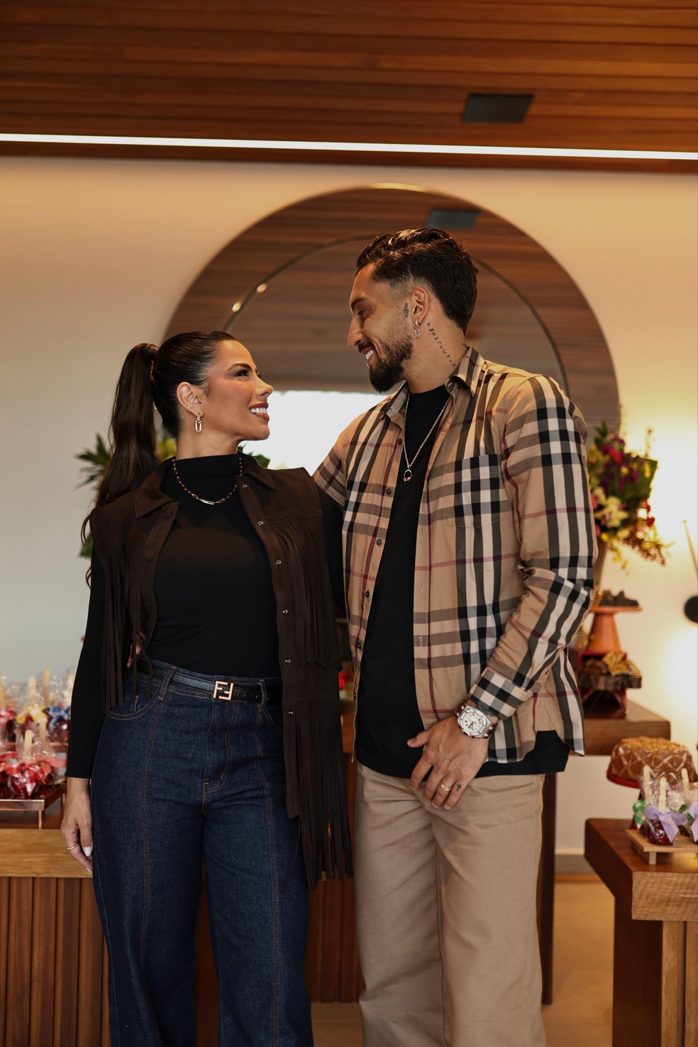 Jogador Alex Telles e a esposa, Vitoria Telles, no hall de entrada da casa — Foto: Divulgação