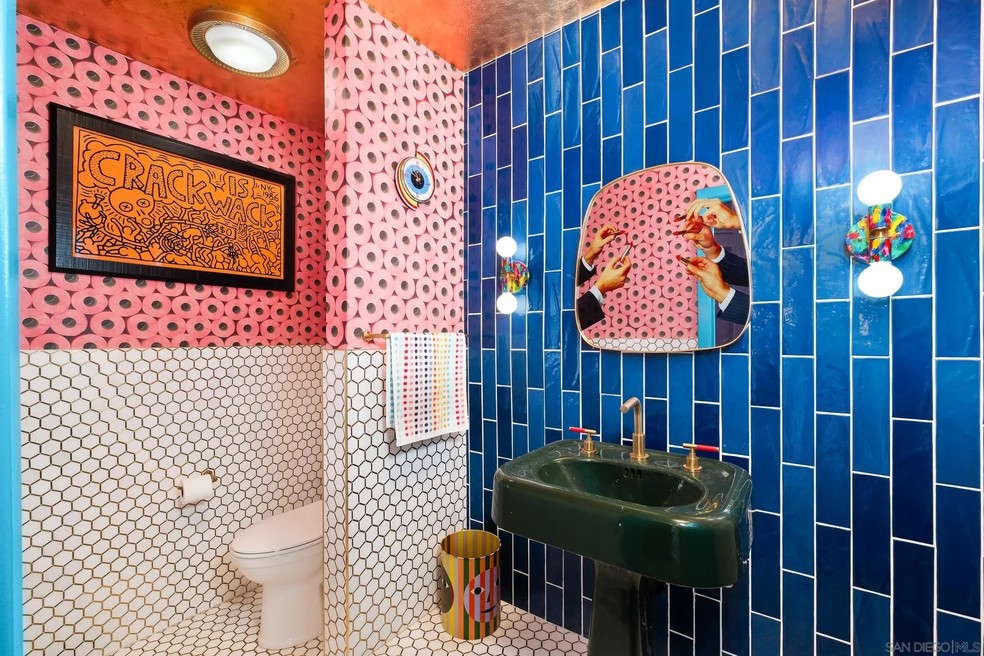 Lavabo de casa com interiores multicoloridos — Foto: Divulgação