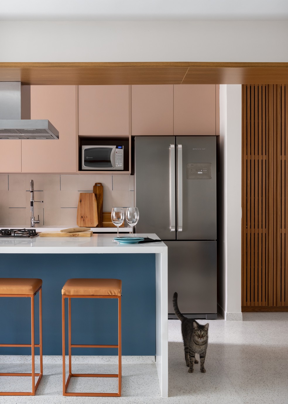 Cores contrastam e criam ambiente moderno para esta cozinha de apartamento em São Paulo — Foto: Ana Mello