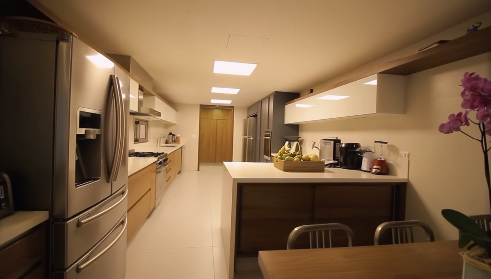 A propriedade possui três cozinhas, todas com ar-condicionado — Foto: Reprodução/YouTube @@CRISTIANOPIQUET