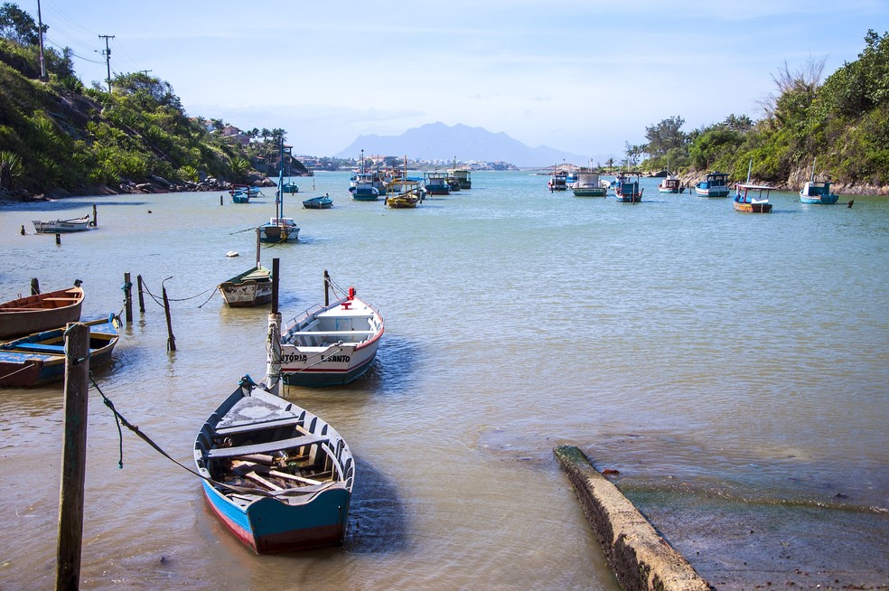 Mar e barcos em Vila Velha, no Espírito Santo — Foto: Getty Images/Javier Ghersi