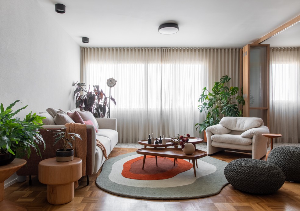 Em Pinheiros, apartamento de 128 m², assinado pelo Estúdio Minke, exibe cozinha aberta e home office integrado com a sala — Foto: Maira Acayaba