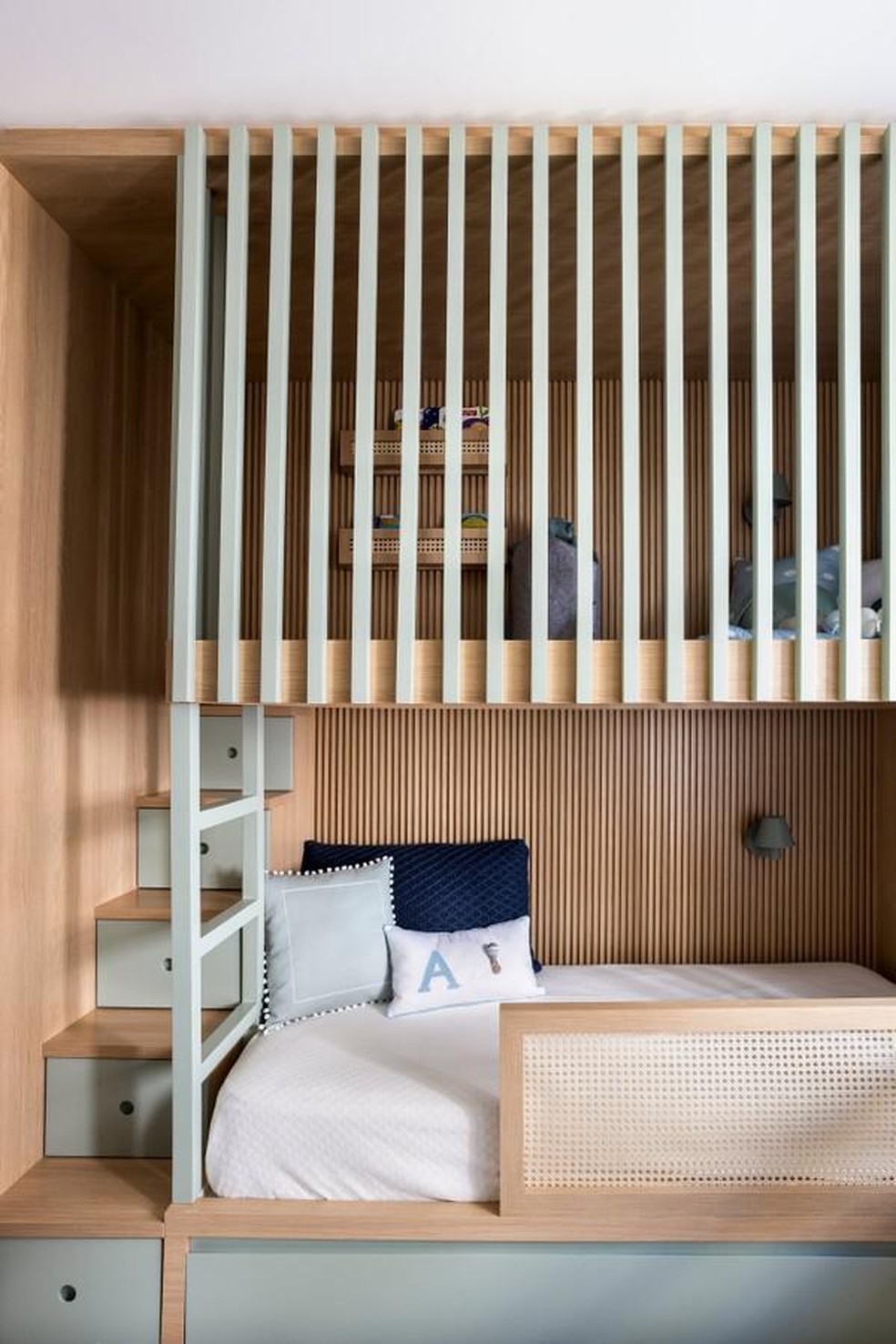 Marcenaria garante segurança ao brincar em espaço acima da cama (Foto: Renata D’Almeida/Divulgação) — Foto: Casa Vogue