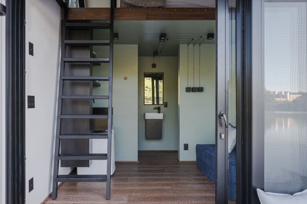 O primeiro andar da residência consiste em um espaço compartilhado entre sala, copa equipada e banheiro — Foto: Ezequiele Panizzi
