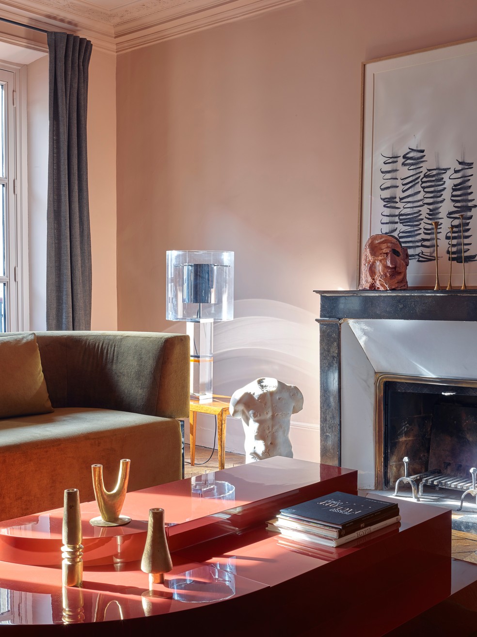 Cores vibrantes e decorações com formas orgânicas compõem a sala de estar — Foto: Philippe Garcia