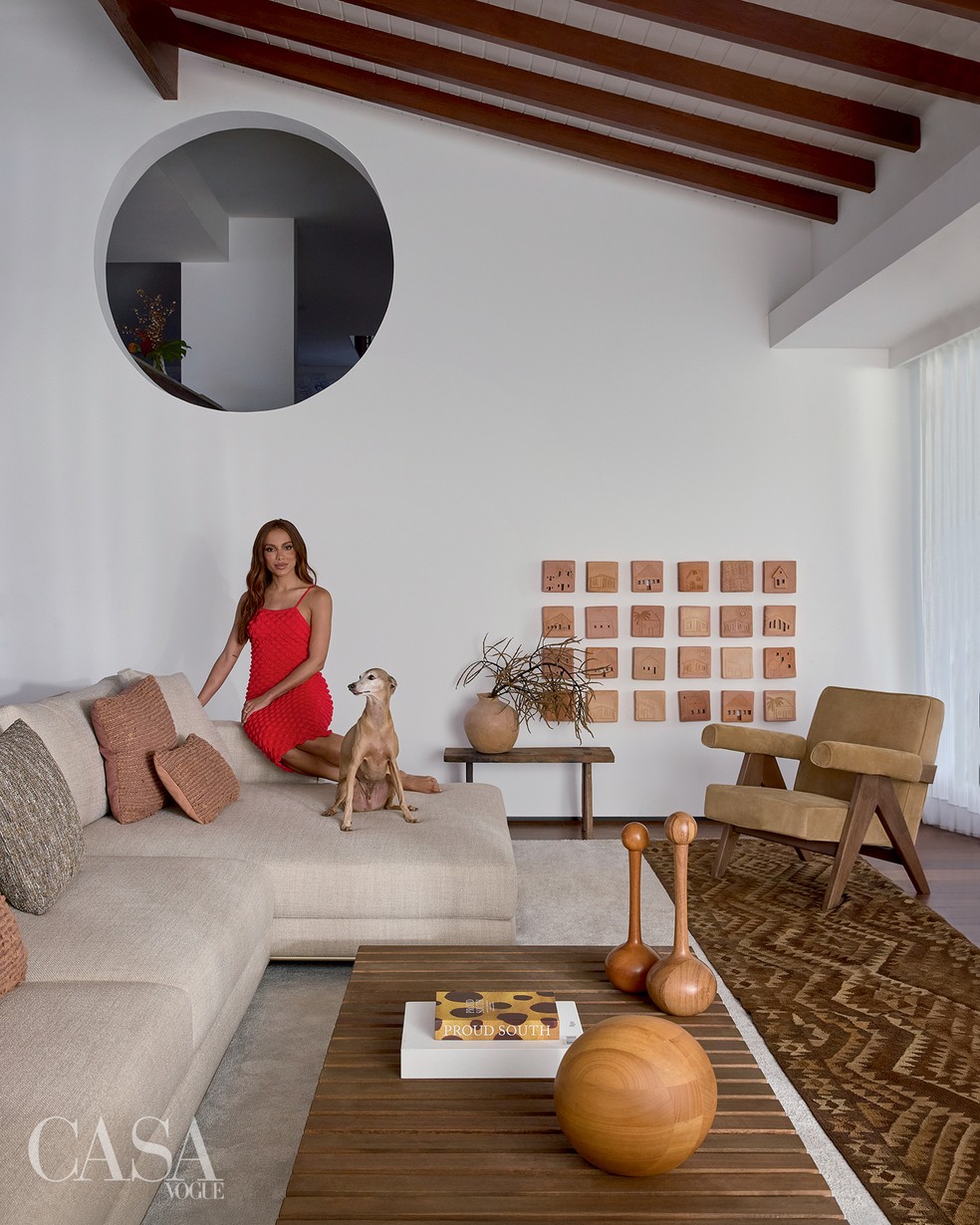 No living, Anitta posa com Plínio sobre sofá — Foto: André Klotz/Vogue 