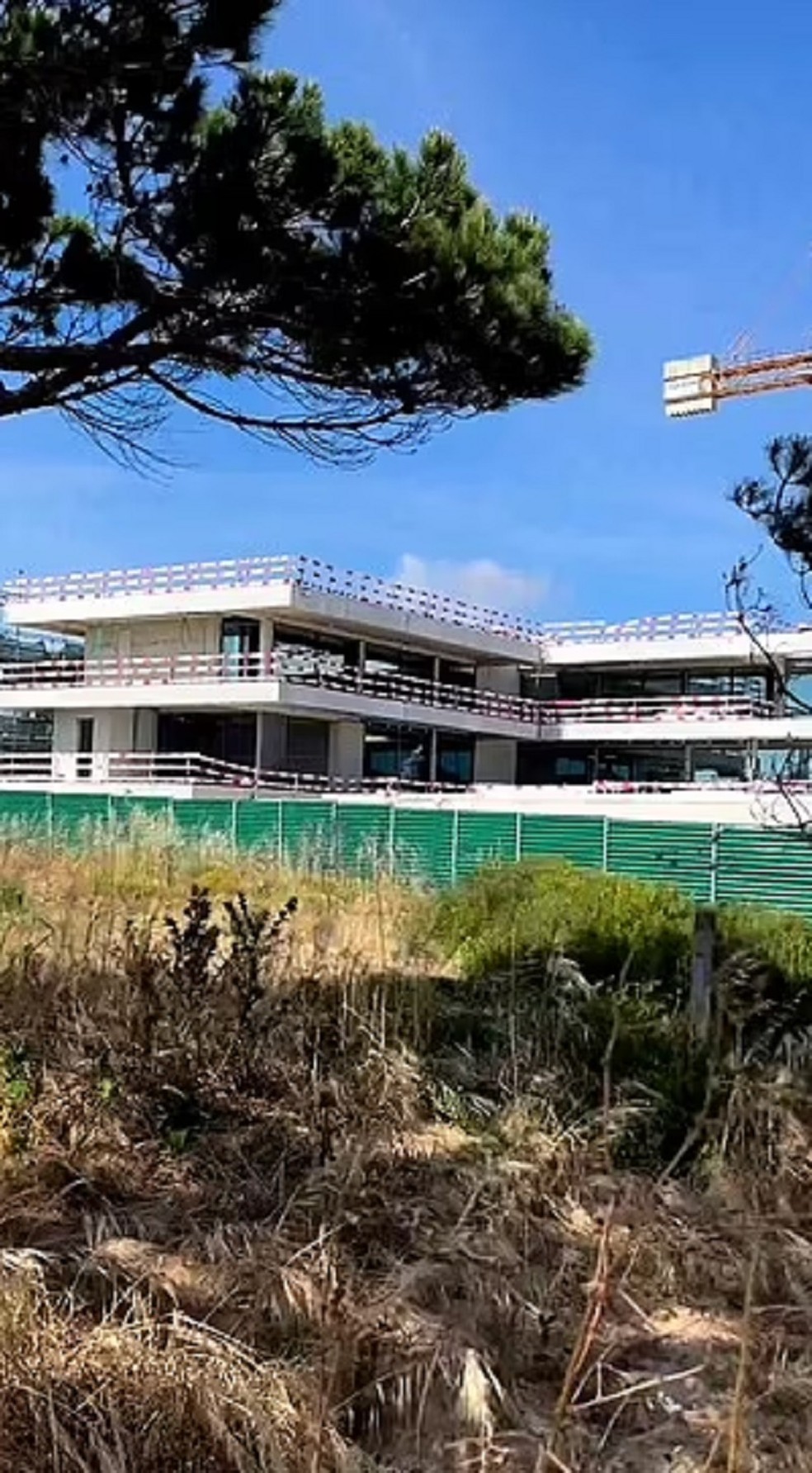 Obra atrasada na nova mansão de Cristiano Ronaldo incomoda vizinhos — Foto: Reprodução/Instagram