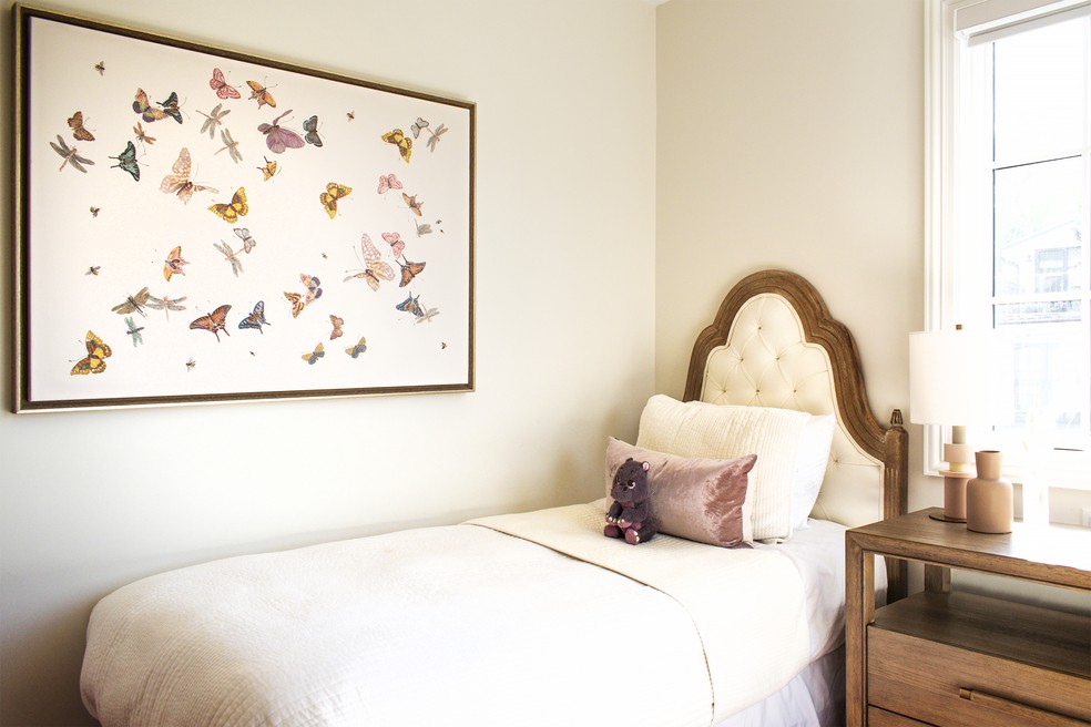 Já neste quarto de uma das filhas do casal, predomina uma atmosfera delicada, com tons suaves, borboletas e linhas curvas — Foto: Benedetto Rebecca
