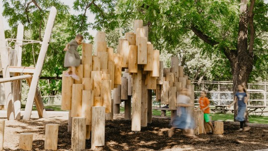 Kengo Kuma cria playground com toras de madeira - e seu design não poderia ser mais interessante