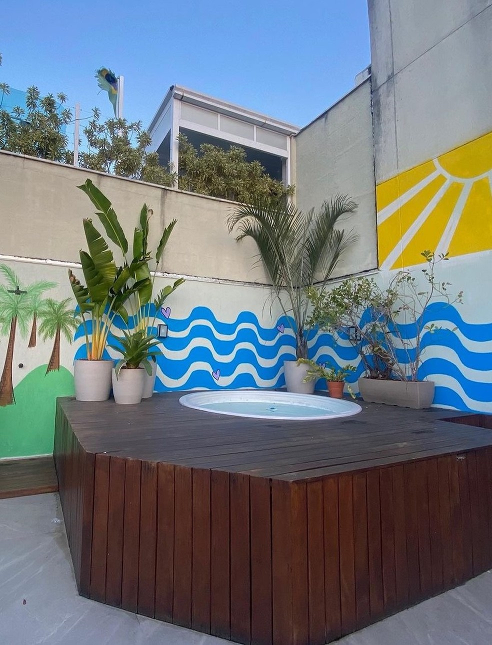 Giulia Costa mostra terraço com pintura personalizada em apartamento  — Foto: Reprodução/Instagram