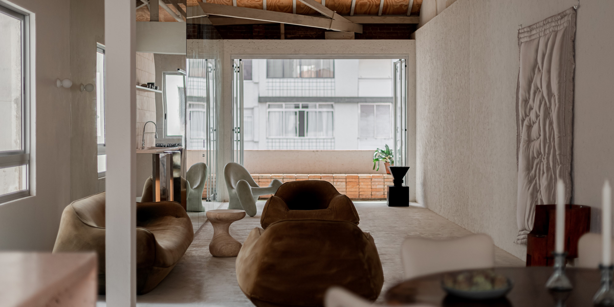 Apartamento aposta em brutalismo com sofisticação
