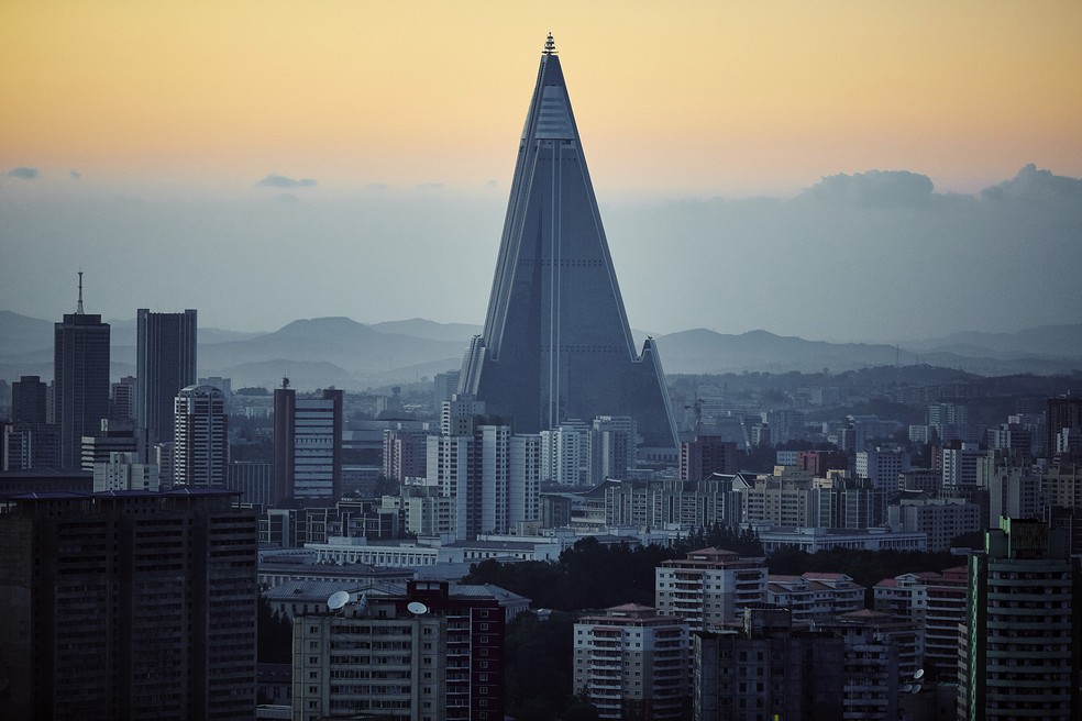 O imponente Hotel Ryugyong em Pyongyang, Coreia do Norte, é conhecido como o "hotel da perdição" devido às décadas de abandono e à sua história misteriosa sem hóspedes — Foto: Getty Images