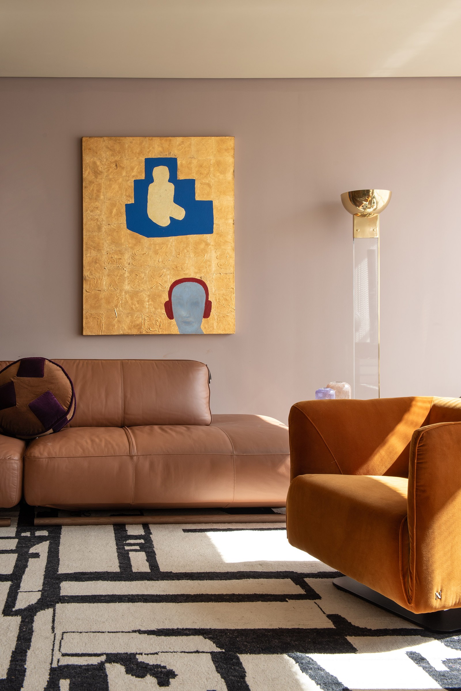 Sofá de couro e poltrona da marca italiana Natuzzi — Foto: Dora de Barros