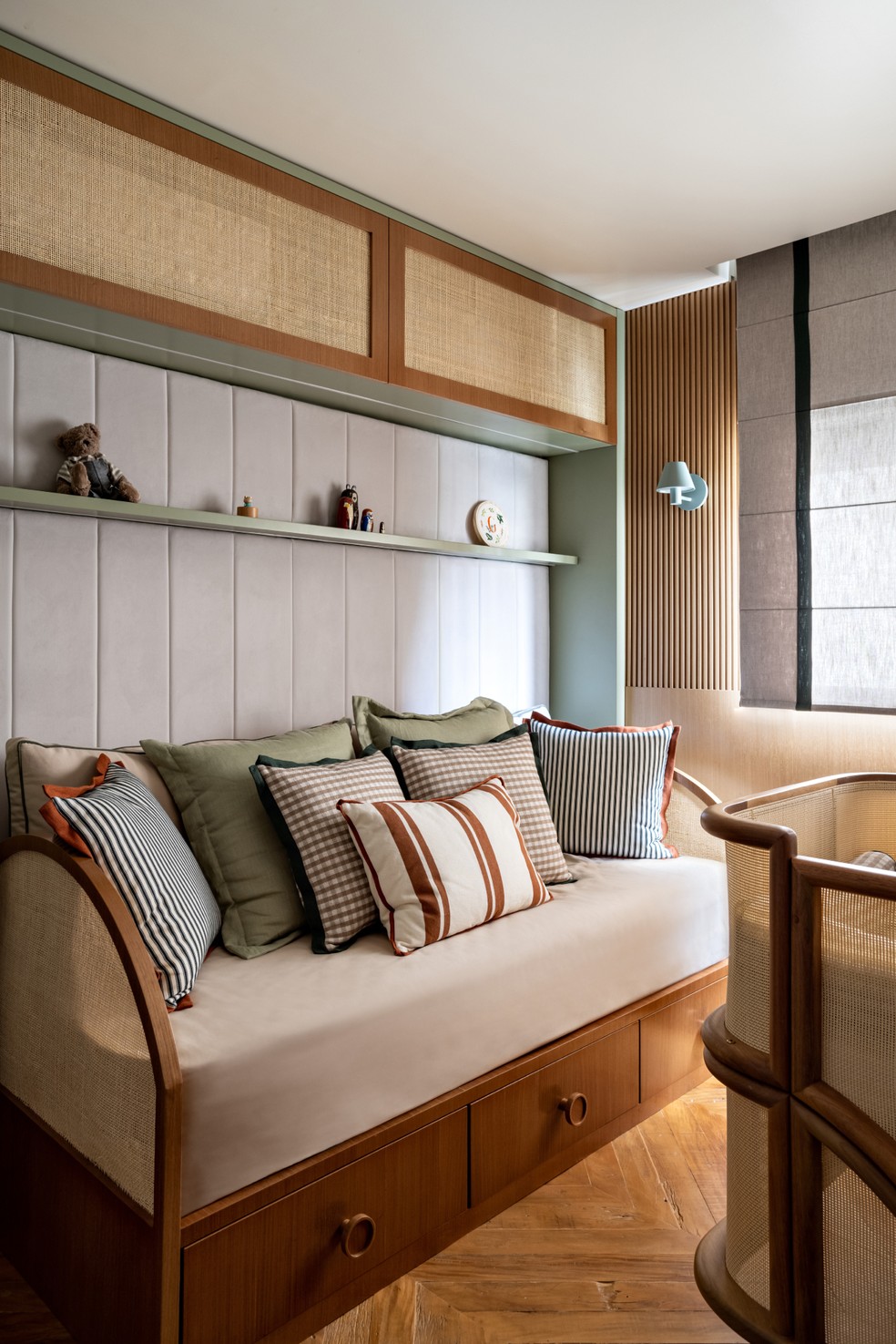 Décor do dia: quarto de bebê com papel de parede de floresta