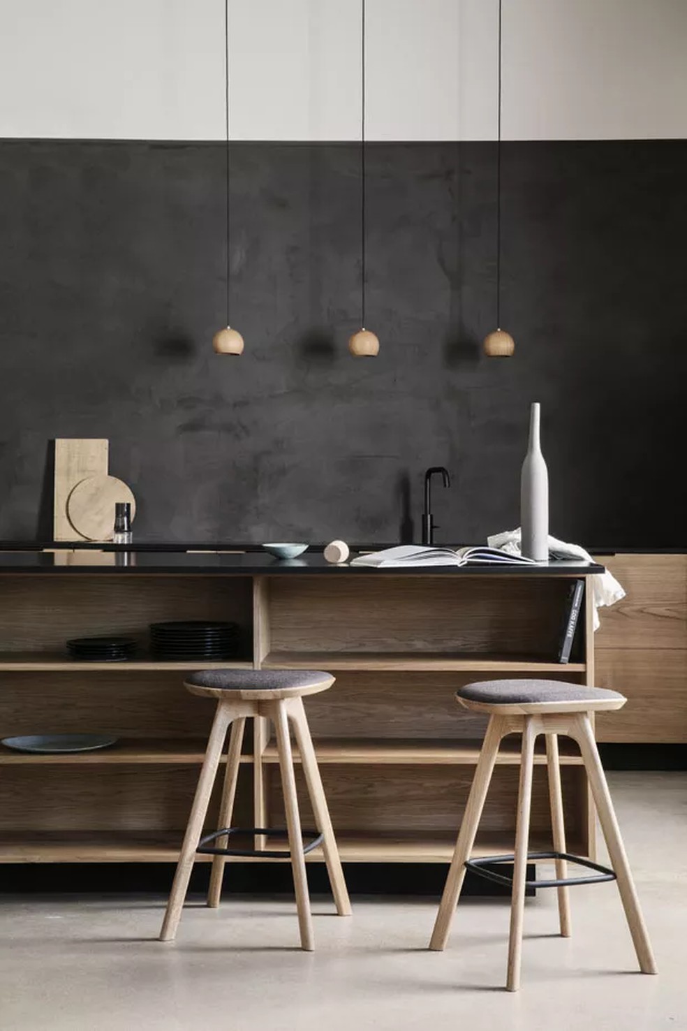 Os tons neutros e as formas limpas predominam no décor desta cozinha minimalista integrada à sala de jantar. O projeto foi criado pela marca dinamarquesa Brdr. Krüger — Foto: Divulgação/ Brdr. Krüger
