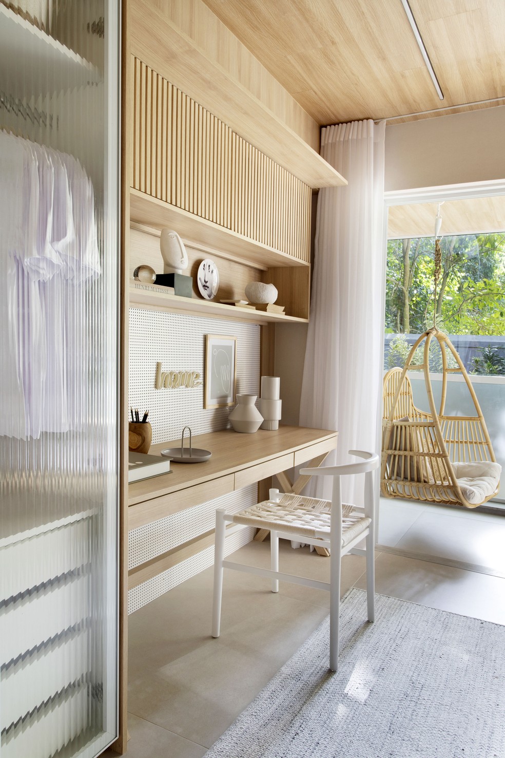 Apartamento de 68 m² com marcenaria sob medida e paleta de tons claros