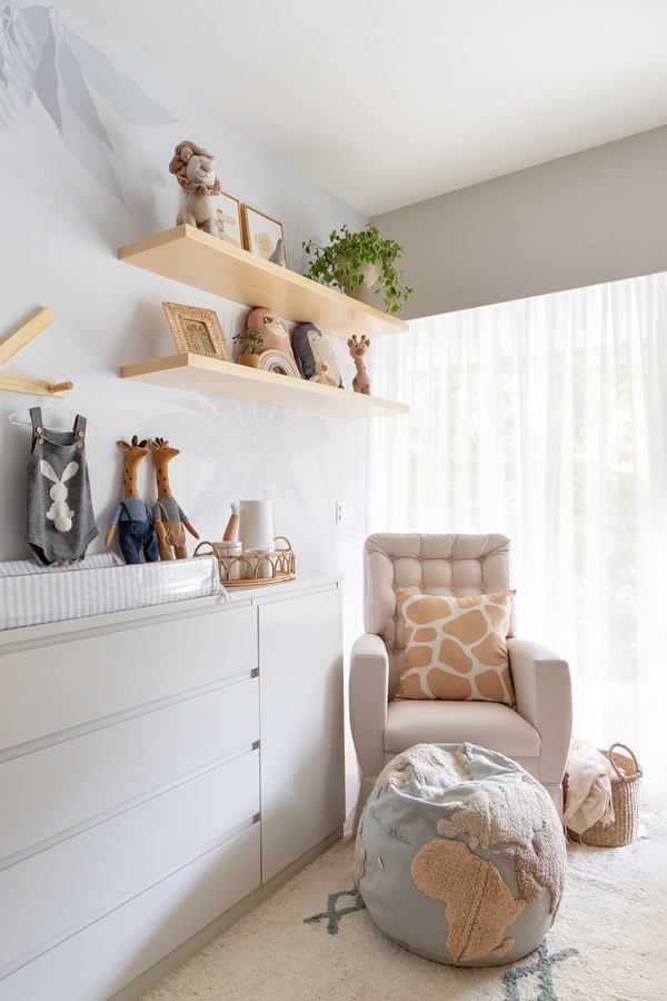 Décor do dia: quarto de bebê com cores claras, madeira e papel de ...